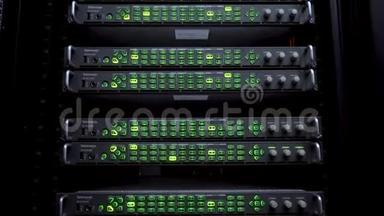 数据中心的服务器。 服务器架在现代数据中心关闭。 云计算数据中心服务器机房.. 4K